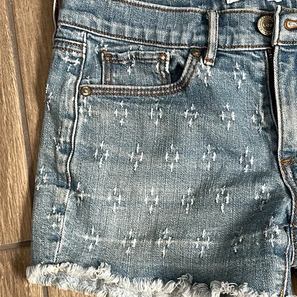 LOFT women’s denim shorts with fray bottom. Size 24. 5 pocket - Picture 2 of 5